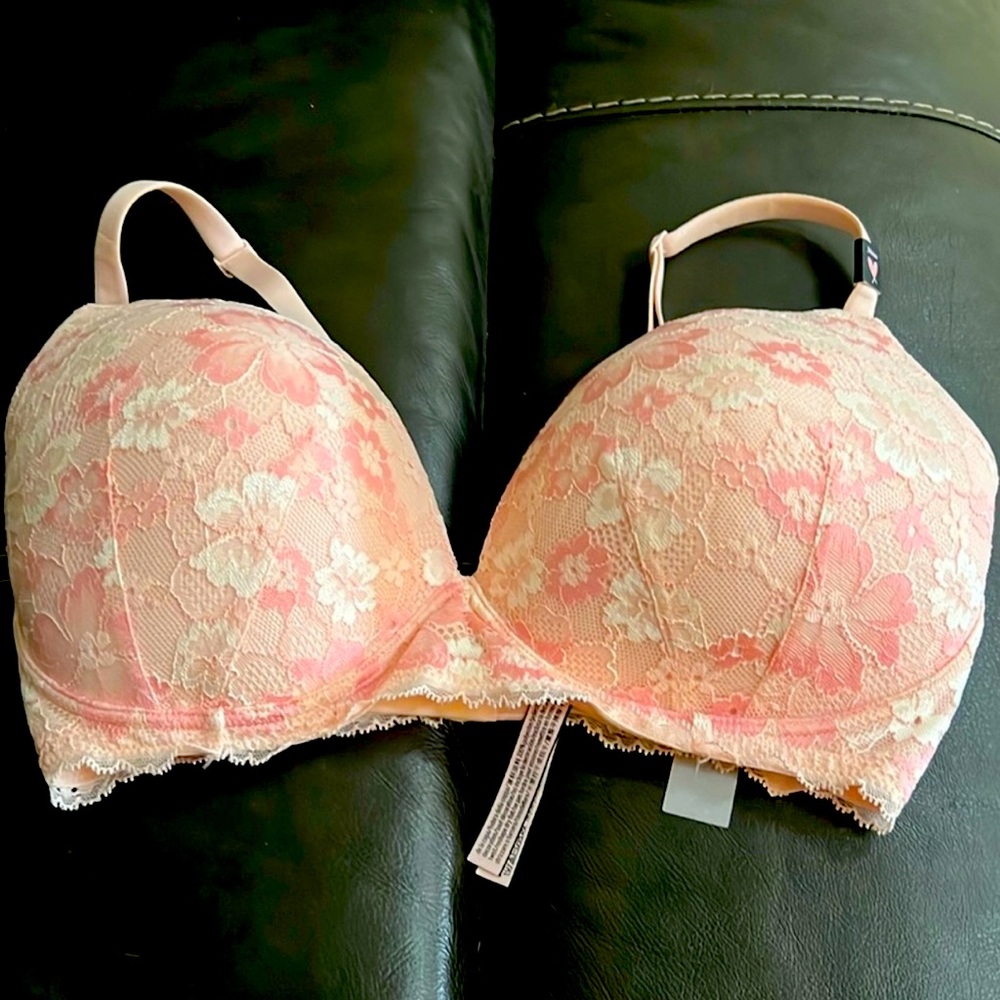 New Victoria’s Secret Maternity / Nursing Bra 34DDD